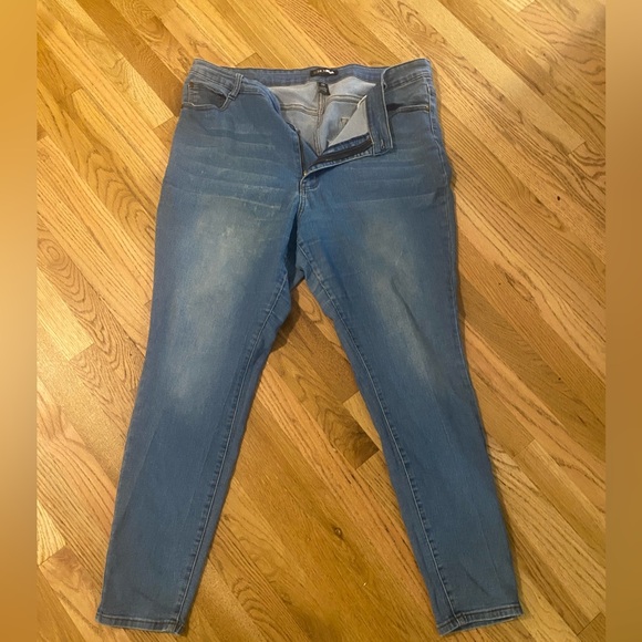 Fashion Nova Light Blue Skinny Jeans - Picture 1 of 6